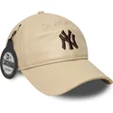 gorra-curva-beige-ajustable-con-logo-marron-9twenty-leather-de-new-york-yankees-mlb-de-new-era