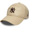 cappellino-curvo-beige-regolabile-con-logo-marrone-9twenty-leather-dei-new-york-yankees-mlb-di-new-era