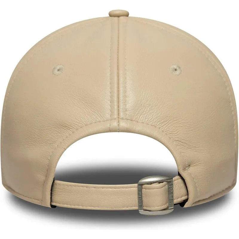 gorra-curva-beige-ajustable-con-logo-marron-9twenty-leather-de-new-york-yankees-mlb-de-new-era