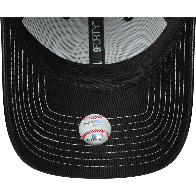 schwarze-gebogene-verstellbare-damenkappe-9forty-topstitch-pu-der-new-york-yankees-mlb-von-new-era
