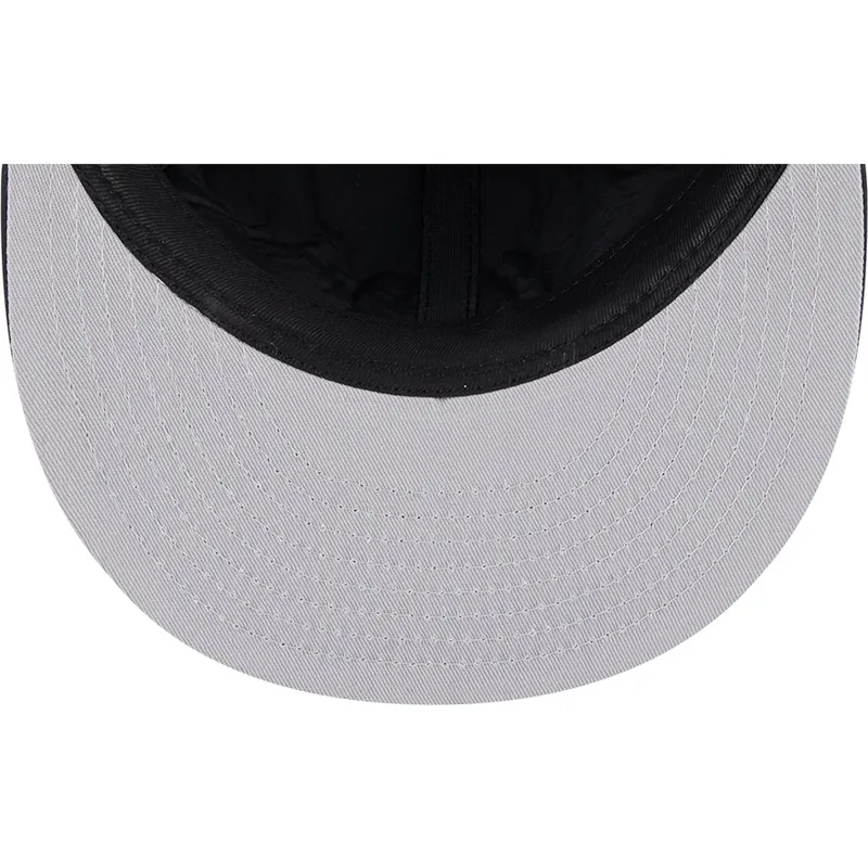 schwarze-enganliegende-59fifty-flatcap-winter-dog-ear-der-boston-red-sox-mlb-von-new-era