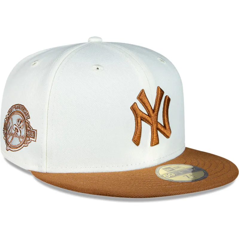 weisse-und-braune-anliegende-flatcap-59fifty-chrome-toast-side-patch-der-new-york-yankees-mlb-von-new-era