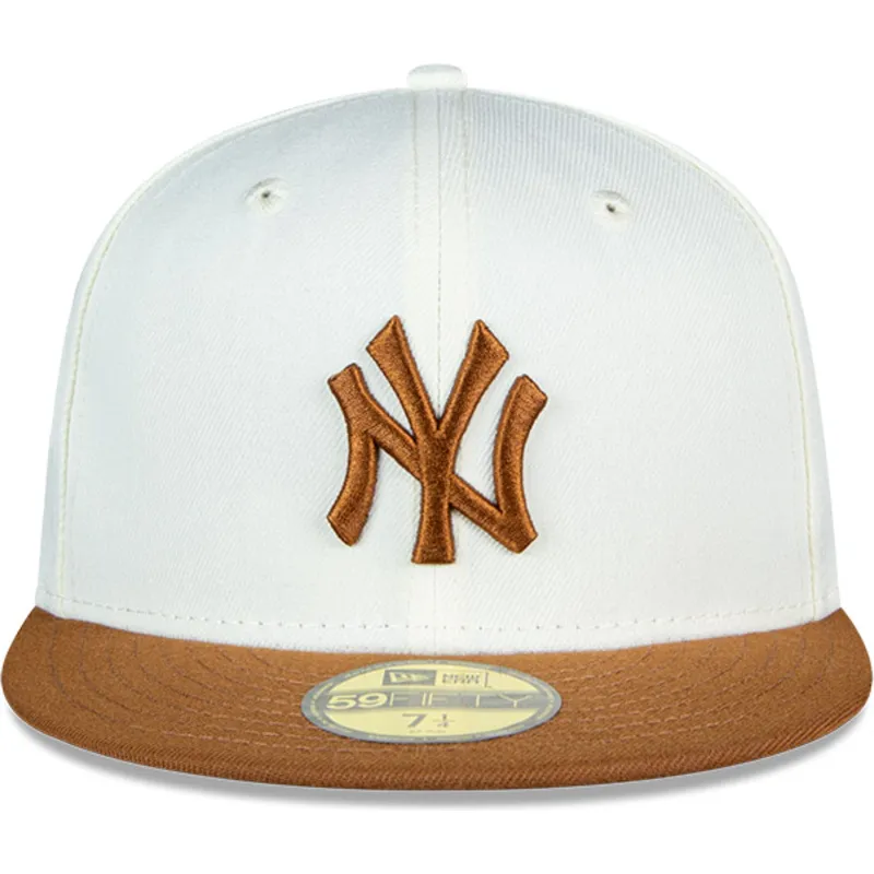weisse-und-braune-anliegende-flatcap-59fifty-chrome-toast-side-patch-der-new-york-yankees-mlb-von-new-era