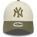 beige-und-grune-verstellbare-curved-cap-9forty-side-patch-der-new-york-yankees-mlb-von-new-era