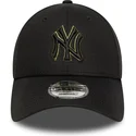 czarna-zakrzywiona-czapka-z-regulacja-i-zielonym-logo-9forty-outline-new-york-yankees-mlb-od-new-era