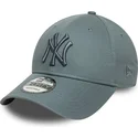 cappellino-grigio-curvo-regolabile-con-logo-grigio-9forty-league-essential-dei-new-york-yankees-mlb-di-new-era