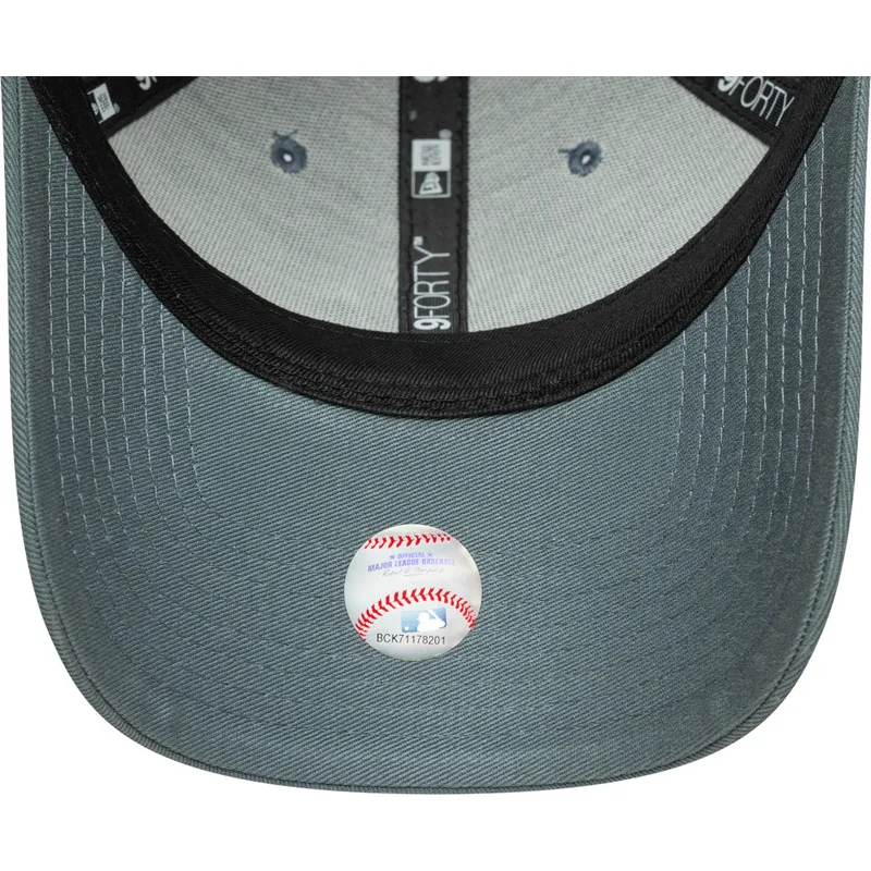 graue-verstellbare-curved-cap-mit-grauem-logo-9forty-league-essential-der-new-york-yankees-mlb-von-new-era