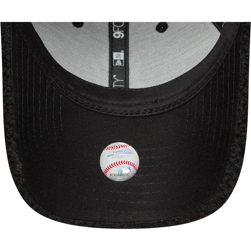 svart-bojd-justerbar-keps-9forty-winter-borg-fran-new-york-yankees-mlb-av-new-era
