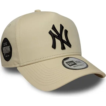 Beige böjd skärm snapback 9FORTY E Frame Side Patch keps av New York Yankees MLB från New Era