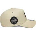 beige-gebogene-snapback-kappe-9forty-e-frame-side-patch-der-new-york-yankees-mlb-von-new-era