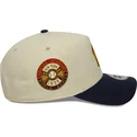 cappellino-curvo-beige-e-blu-navy-snapback-9forty-e-frame-world-series-patch-dei-new-york-yankees-mlb-di-new-era