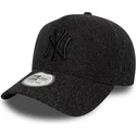 cappellino-snapback-nero-con-visiera-curva-e-logo-nero-9forty-e-frame-melton-dei-new-york-yankees-mlb-di-new-era