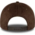 braune-snapback-kappe-mit-gebogenem-schirm-9forty-e-frame-patch-cord-von-new-era