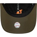 gorra-curva-verde-ajustable-con-logo-naranja-9twenty-quilted-de-los-angeles-dodgers-mlb-de-new-era