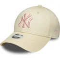 bezowa-zakrzywiona-czapka-z-regulacja-dla-kobiet-z-rozowym-logo-9forty-league-essential-new-york-yankees-mlb-od-new-era