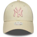 bezowa-zakrzywiona-czapka-z-regulacja-dla-kobiet-z-rozowym-logo-9forty-league-essential-new-york-yankees-mlb-od-new-era