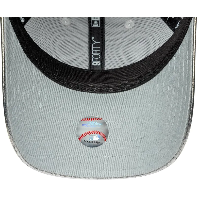 cappellino-curvo-argentato-regolabile-da-donna-9forty-metallic-dei-new-york-yankees-mlb-di-new-era