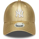 new-era-9forty-new-york-yankees-mlb-verstellbare-damenkappe-mit-gebogenem-schirm-in-metallic-gold
