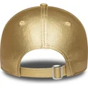 new-era-9forty-new-york-yankees-mlb-verstellbare-damenkappe-mit-gebogenem-schirm-in-metallic-gold