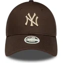 cappello-curvo-marrone-regolabile-da-donna-con-logo-beige-9forty-league-essential-dei-new-york-yankees-mlb-di-new-era