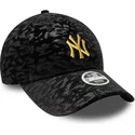 czarna-zakrzywiona-regulowana-czapka-dla-kobiet-z-zoltym-logo-9forty-leo-velour-metallic-new-york-yankees-mlb-od-new-era