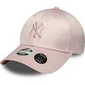 rozowa-zakrzywiona-czapka-z-daszkiem-z-regulacja-dla-kobiet-z-rozowym-logo-9forty-satin-bow-back-new-york-yankees-mlb-od-new-era