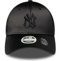 damska-czarna-regulowana-czapka-z-zakrzywionym-daszkiem-z-czarnym-logo-9forty-satin-bow-back-new-york-yankees-mlb-od-new-era