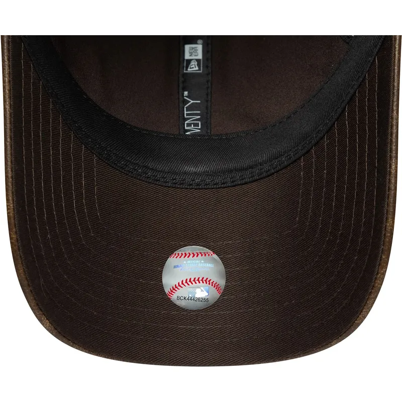 braune-verstellbare-curved-cap-fur-damen-mit-braunem-logo-9twenty-worn-pu-der-new-york-yankees-mlb-von-new-era