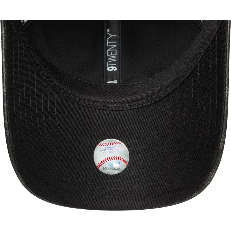 svart-bojd-justerbar-keps-for-dam-med-svart-logotyp-9twenty-worn-pu-fran-new-york-yankees-mlb-av-new-era