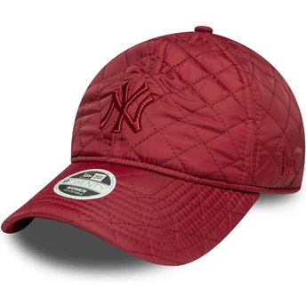 Cappellino curvo rosso regolabile da donna con logo rosso 9TWENTY Padded dei New York Yankees MLB di New Era