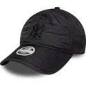 czarna-regulowana-czapka-z-zakrzywionym-daszkiem-dla-kobiet-z-czarnym-logo-9twenty-padded-new-york-yankees-mlb-od-new-era