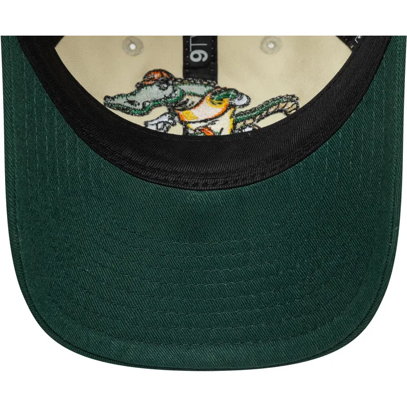 gorra-curva-beige-y-verde-ajustable-para-nino-9twenty-mascot-de-new-era
