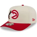 gorra-curva-beige-y-roja-snapback-9fifty-a-frame-precurved-hardwood-classics-de-atlanta-hawks-nba-de-new-era
