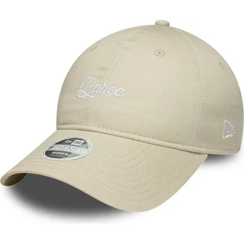Beige verstellbare Curved Cap für Damen des FC Barcelona LALIGA 9TWENTY Wordmark von New Era