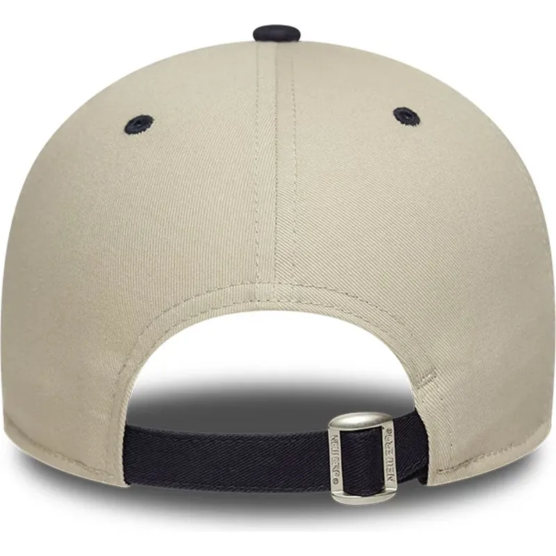 beige-und-marineblaue-gebogene-verstellbare-kappe-von-fc-barcelona-laliga-9forty-contrast-von-new-era