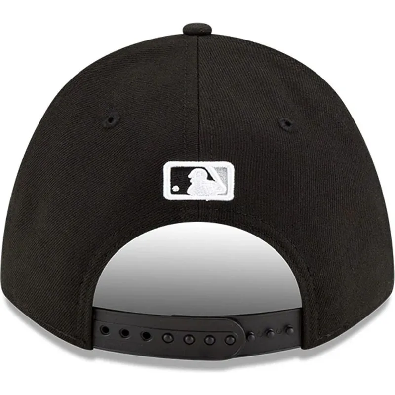casquette-courbee-noire-snapback-9forty-m-crown-player-replica-chicago-white-sox-mlb-new-era