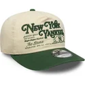 gorra-curva-beige-y-verde-ajustable-19twenty-washed-graphic-de-new-york-yankees-mlb-de-new-era