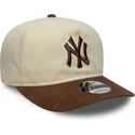 casquette-courbee-beige-et-marron-ajustable-9fifty-a-frame-suede-visor-new-york-yankees-mlb-new-era