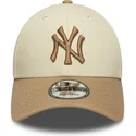 cappellino-con-visiera-curva-beige-e-marrone-regolabile-con-logo-marrone-9forty-colour-block-di-new-york-yankees-mlb-di-new-era