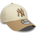 cappellino-con-visiera-curva-beige-e-marrone-regolabile-con-logo-marrone-9forty-colour-block-di-new-york-yankees-mlb-di-new-era