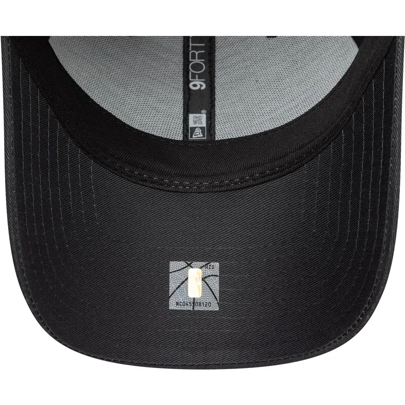 szara-czapka-z-zakrzywionym-daszkiem-snapback-9forty-metallic-chicago-bulls-nba-new-era