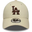 gorra-curva-beige-ajustable-con-logo-marron-9forty-league-essential-de-los-angeles-dodgers-mlb-de-new-era