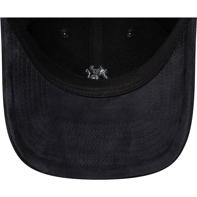 cappellino-curvo-blu-navy-regolabile-con-logo-blu-navy-9twenty-suede-di-new-york-yankees-mlb-di-new-era