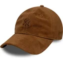 brazowa-regulowana-czapka-z-zakrzywionym-daszkiem-z-brazowym-logo-9twenty-suede-new-york-yankees-mlb-new-era