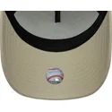 beige-trucker-cap-mit-braunem-logo-a-frame-league-essential-der-new-york-yankees-mlb-von-new-era