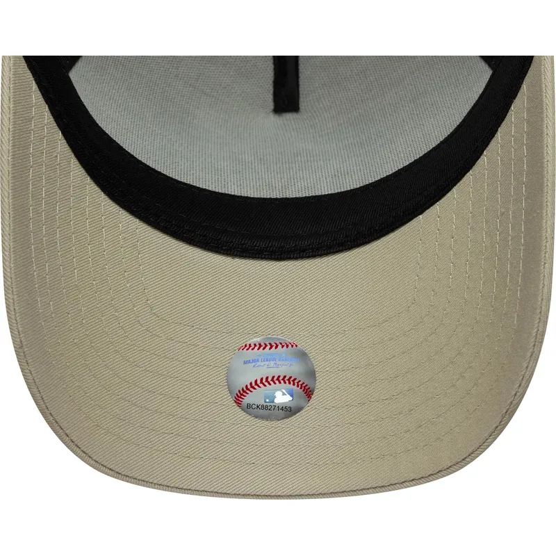 cappellino-trucker-beige-con-logo-marrone-a-frame-league-essential-dei-new-york-yankees-mlb-di-new-era