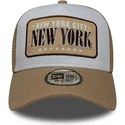 czapka-trucker-biala-i-brazowa-a-frame-location-z-nowego-jorku-miasta-i-plaze-new-era