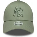zielona-jasna-regulowana-czapka-z-daszkiem-z-zielonym-logo-dla-kobiet-9forty-league-essential-new-york-yankees-mlb-new-era