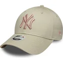 beige-gebogene-verstellbare-kappe-mit-rosa-logo-fur-damen-9forty-league-essential-der-new-york-yankees-mlb-von-new-era
