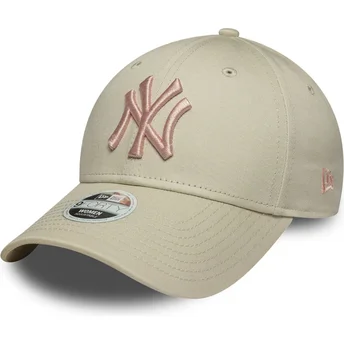 Casquette courbée beige ajustable avec logo rose pour femme 9FORTY League Essential New York Yankees MLB New Era